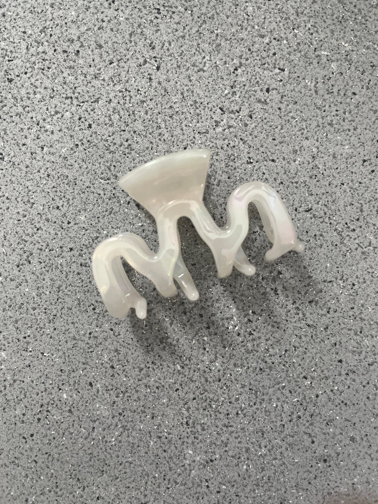 Medium Wavy Claw Clip